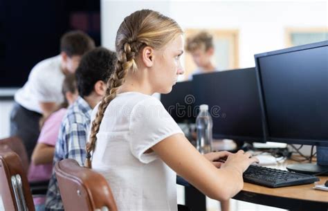 Estudante De Menina Aprendendo A Trabalhar No Computador Na Sala De