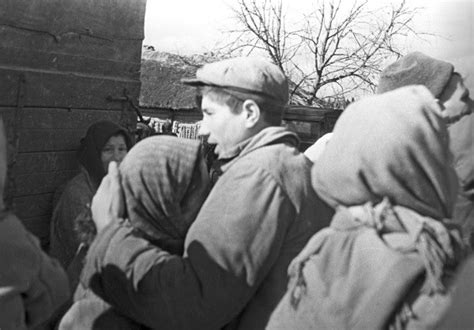[Photo] A mother hugging her son as the conscripted son was leaving for ...