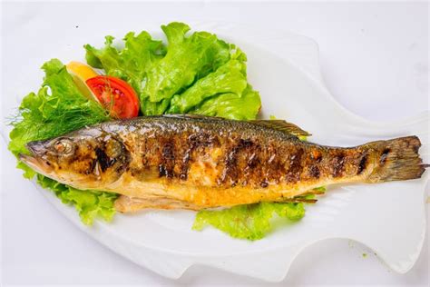 Pescados De Mar Asados A La Parrilla Desde Arriba Foto De Archivo