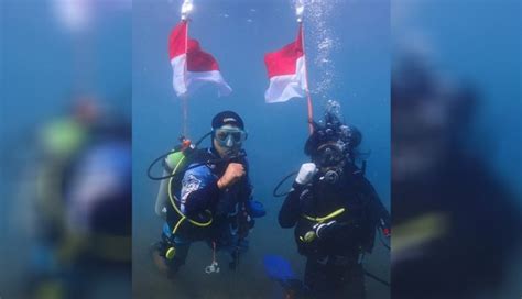 NUSABALI Penyelam Kibarkan Merah Putih Di Bawah Laut Penimbangan