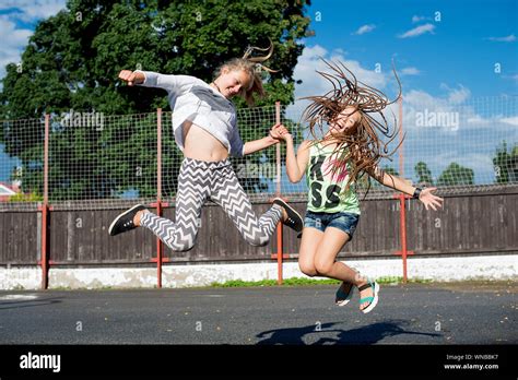 Chicas Saltando Fotografías E Imágenes De Alta Resolución Alamy