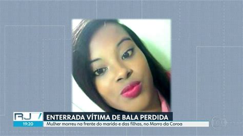 Mulher Vítima De Bala Perdida No Morro Da Coroa Foi Enterrada Rj2 G1