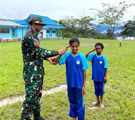 Latih Disiplin Sejak Dini Satgas Yonif 200 BN Ajarkan PBB Di SDN Kelila