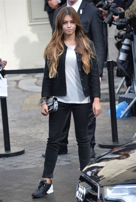 Photo Thylane Blondeau sortant du défilé de mode Chanel collection