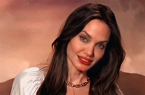 De ce Angelina Jolie poartă mereu pantofi nude Ce vrea să ascundă celebra actriță Ego ro