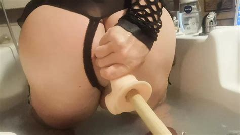 Sexo anal mojado con un consolador en el baño y follando con una máquina de follar xHamster