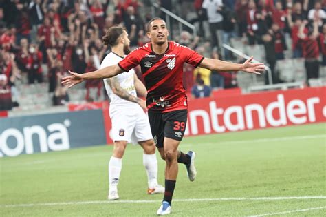 Vasco Fluminense E Cruzeiro Tentam Levar O Volante Christian Do