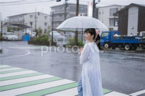 雨の中を傘をさして歩く女性 No 24860334｜写真素材なら「写真ac」無料（フリー）ダウンロードok