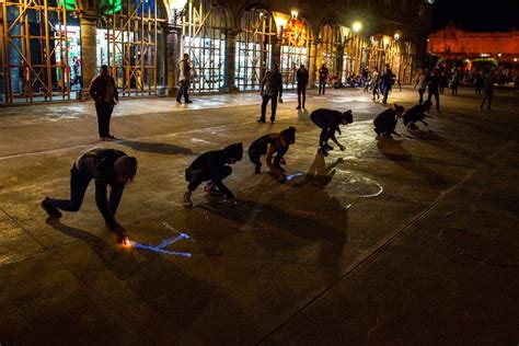 Artistas Hacen Arder La Frase M Xico Feminicida Frente Al Palacio De