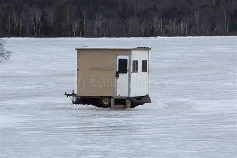 O Abrigo Da Pesca Do Gelo De Brown Senta Se No Gelo Errol New