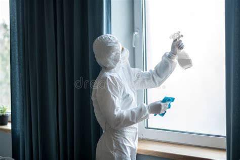 Mujer Con Ropa De Trabajo Y Respirador Blancos Que Realiza La