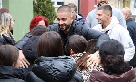 Edon Zhegrova LOSC rend visite à un village d enfants abandonnés au