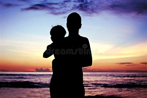 Pai E Dois Filhos Que Jogam Na Praia No Tempo Do Por Do Sol Foto De