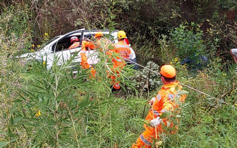 Motorista Perde Controle Sai De Pista E Carro Fica Pendurado Em