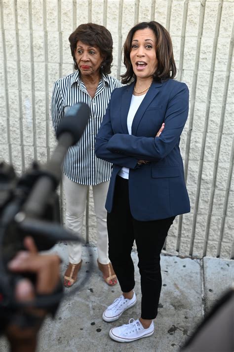 Kamala Harris Wears Black Converse While Campaigning | PS Fashion