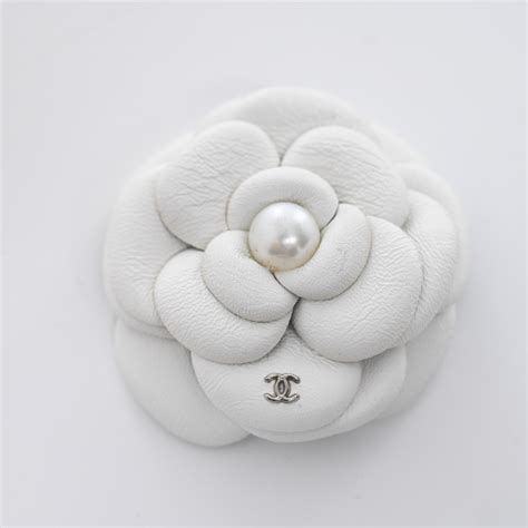 Bijoux Broche Chanel Camelia Blanc D Occasion Monogram Paris