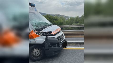 Autostrade In Liguria Scontro Tra Ambulanza E Tir In A Telenord It