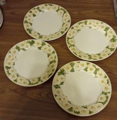 Vintage Metlox Poppytrail Sculptured Daisy Dinner Plates Lot Of