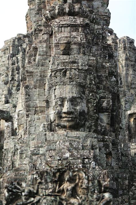 Estatua Antigua De Pie Majestuosamente En El Complejo Del Templo Angkor