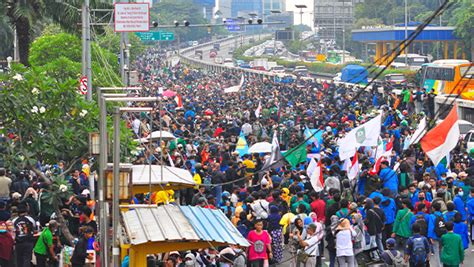 Ribuan Personil Polisi Turun Kejalan Amankan Demo Di Titik Wilayah