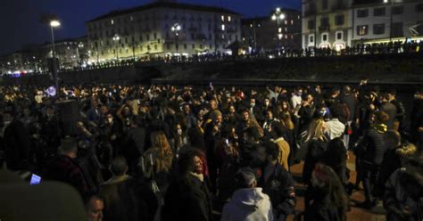 Milano Ultimo Weekend In Zona Gialla Diventa Un Rave Party In Darsena