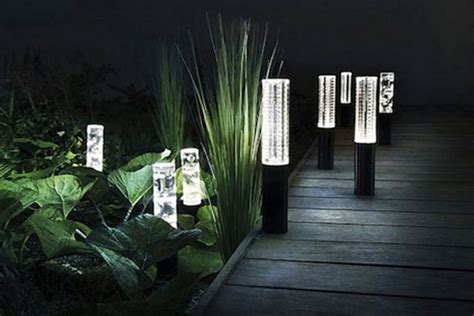 Les lampes solaires de jardin éclairage joli et écologique pour l