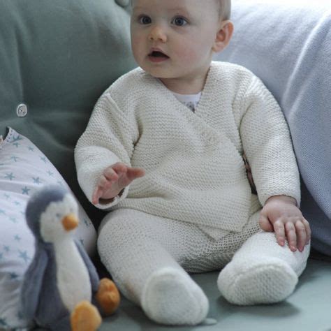 un ensemble layette pour bébé cache cœur et pantalon en tricot écru