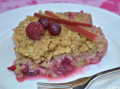 Dans La Cuisine De Blanc Manger Croustillant à La Rhubarbe Aux