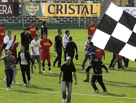 Torcedores Invadem Treino Do Colo Colo E Insultam Jogadores