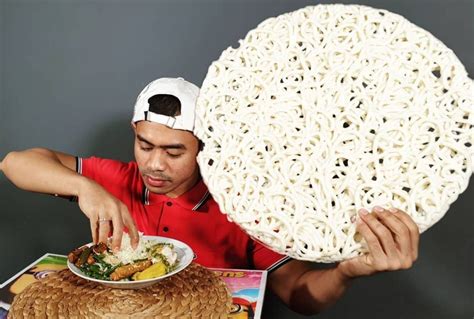 Doyan Makan Potret Bugar Bara Ilham Alias Food Vlogger Tanboy Kun