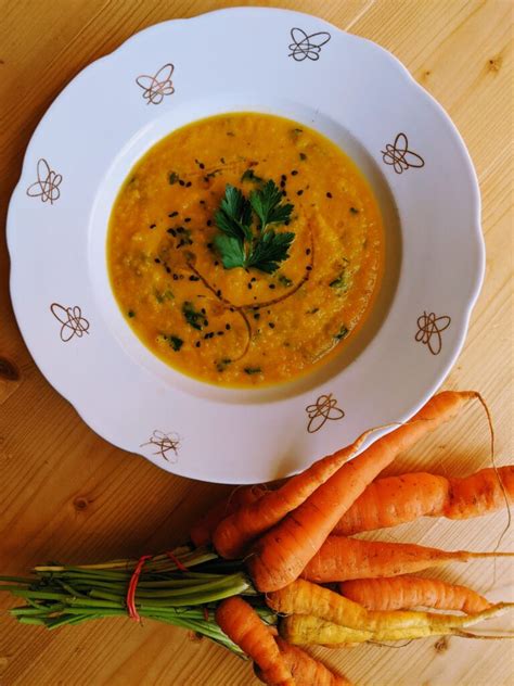 Mrkvová polévka s červenou čočkou Farma Mezi řádky