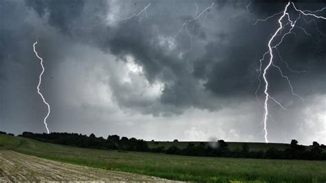 Alertă meteo de ploi torențiale în mai multe județe