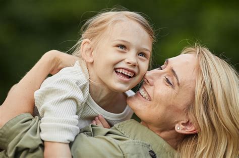 행복한 어머니 재생 와 딸 에 공원 가족에 대한 스톡 사진 및 기타 이미지 가족 공원 귀여운 Istock