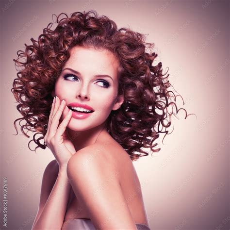 Zdjęcie Stock Beautiful Smiling Thoughtful Woman With Curly Hair