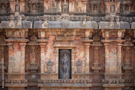 Foto De Alcove With Hindu Deity Carving In Stone Wall Of Dravidian