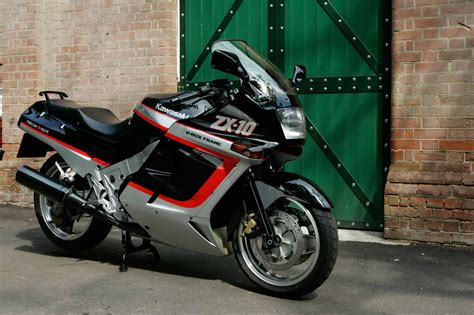 The Kawasaki ZX-10 was more sports-tourer than superbike | Hagerty UK