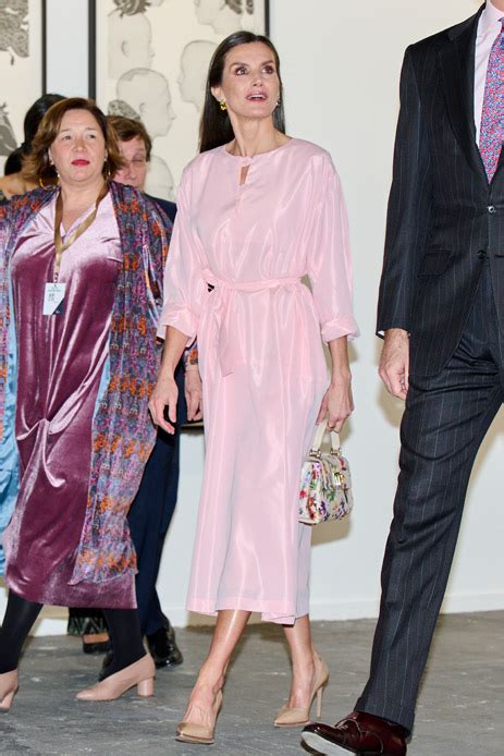 Letizia Di Spagna Stupisce Ad Arco Chemisier Rosa Effetto Lingerie