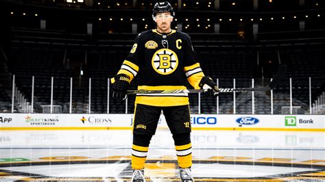 Les Bruins D Voilent Leur Uniforme Comm Moratif Avant Le Match Du