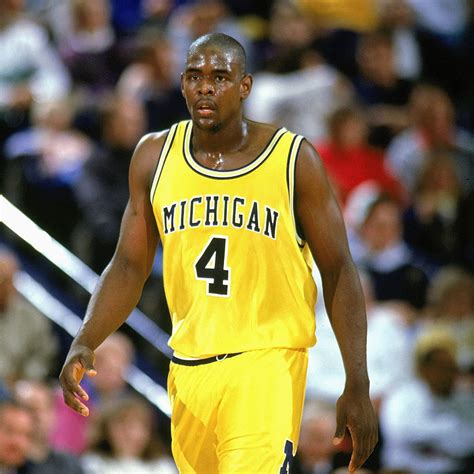 現在 Nil が有効になっているため、chris Webber は Fab Five のバナーを Crisler Center に戻すことを