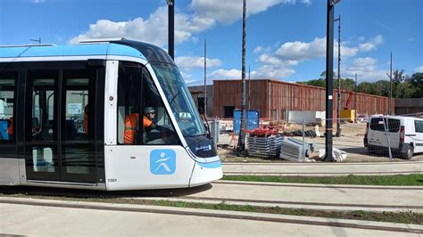 Tramway T10 La première rame dessais sélance sur la plateforme