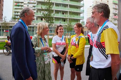 La Princesse Astrid Et Le Prince Lorenz Visitent Le Village