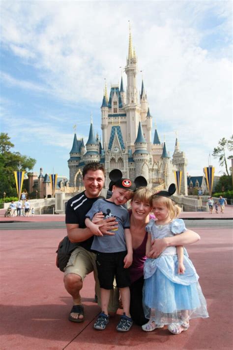 Family portrait in front of the castle in Walt Disney World, Florida | #ExperienceTransat ...