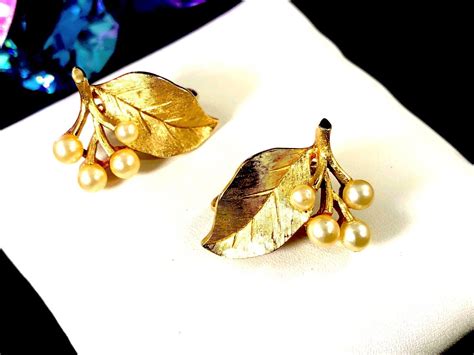 1960 S CROWN TRIFARI GOLD TONE FINISH FAUX PEARL FLOR Gem