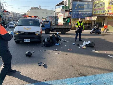 驚悚畫面曝光！18歲騎士趕上學 路口直撞救護車倒地不起 彰化縣 自由時報電子報