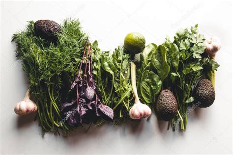 Свежая зелень на белом фоне, здоровая пища для здоровья и чистки. vegan ...