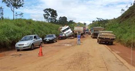 G1 Carreta Tomba Após Desviar De Buracos Em Patos De Minas Mg