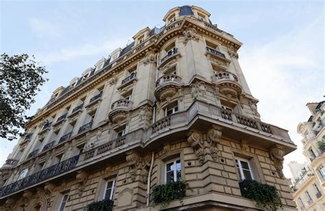 La Fa Ade De La Maison Fran Aise Traditionnelle Avec Balcons Et