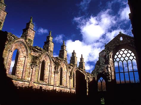 Holyrood_Abbey - photo by LASZLO ILYES from Cleveland, Ohio, USA - Medievalists.net