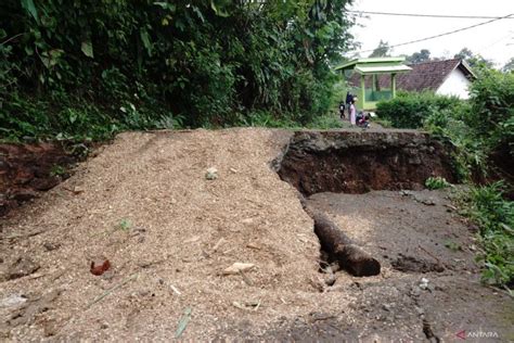 Bencana Tanah Bergerak Di Jombang ANTARA News