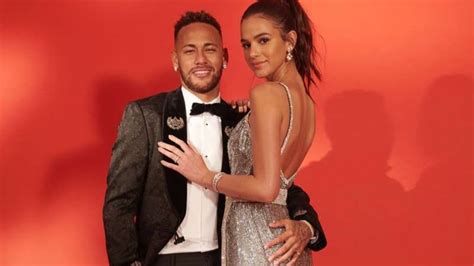 Foto Setelah Tahun Pacaran Hubungan Neymar Dan Model Cantik Kandas